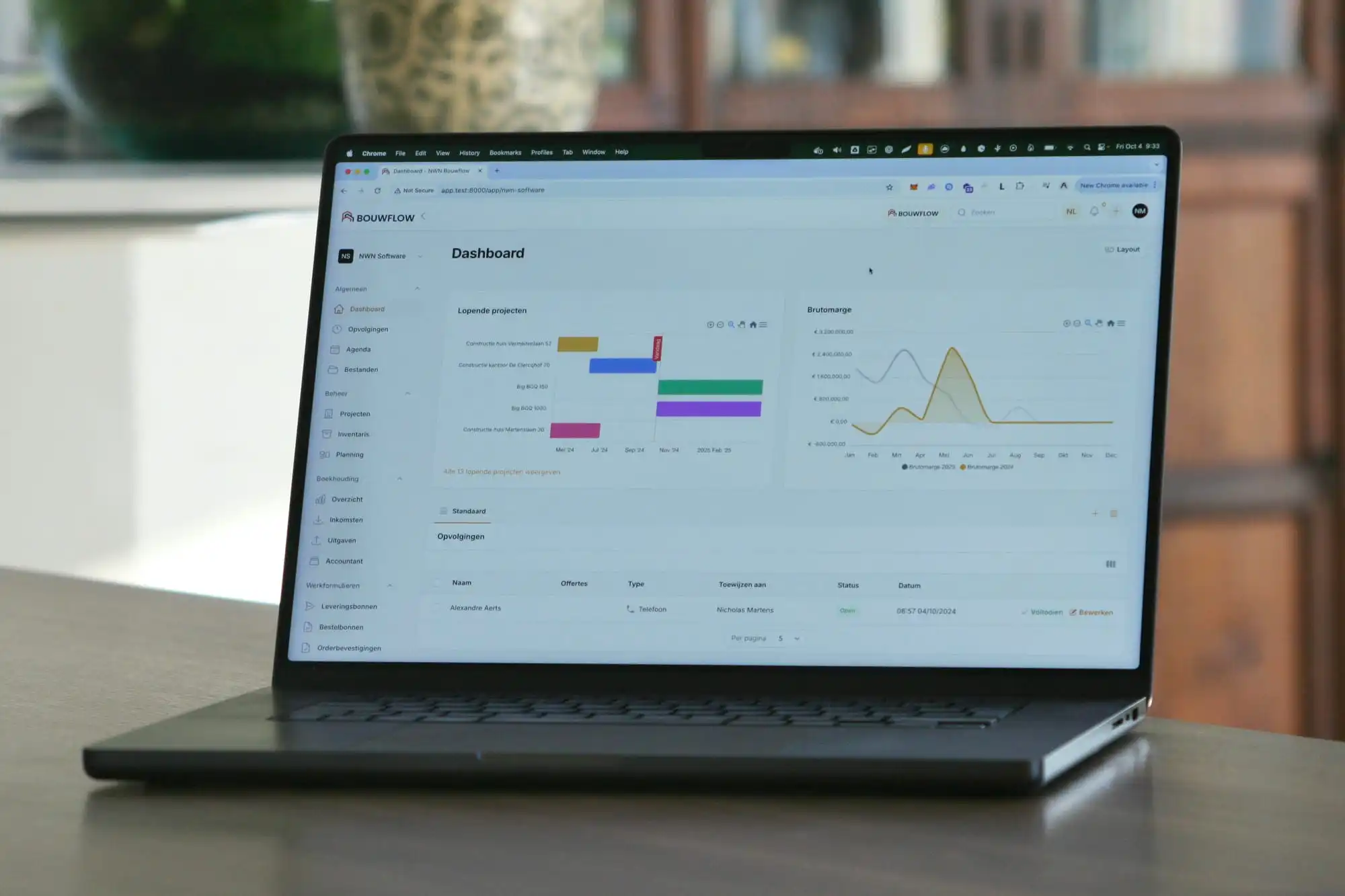 Bouwflow-dashboard op een laptop, met een planning van de lopende projecten en een grafiek van de brutomarge